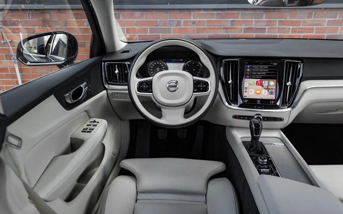 Volvo V60 cena 86900 przebieg: 130086, rok produkcji 2018 z Swarzędz małe 781